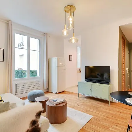 Calm Square Flat Apartment